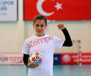 CNN Turk - The young handball player that Türkiye is talking about, Merve Akpınar, will be given an education and sports scholarship by the SEY Foundation
